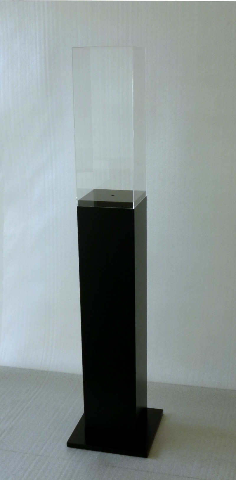 totem nero con base e teca in metacrilato trasparente